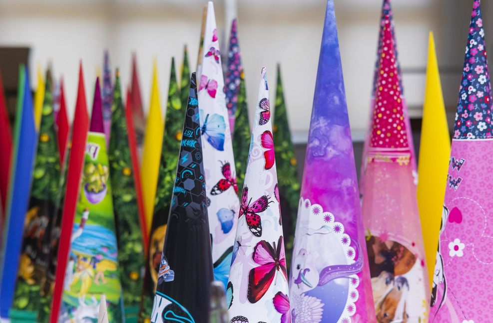 Zuckertüten heißen sie in manchen Gegenden. Trotzdem sollten nicht nur Naschereien hinein.