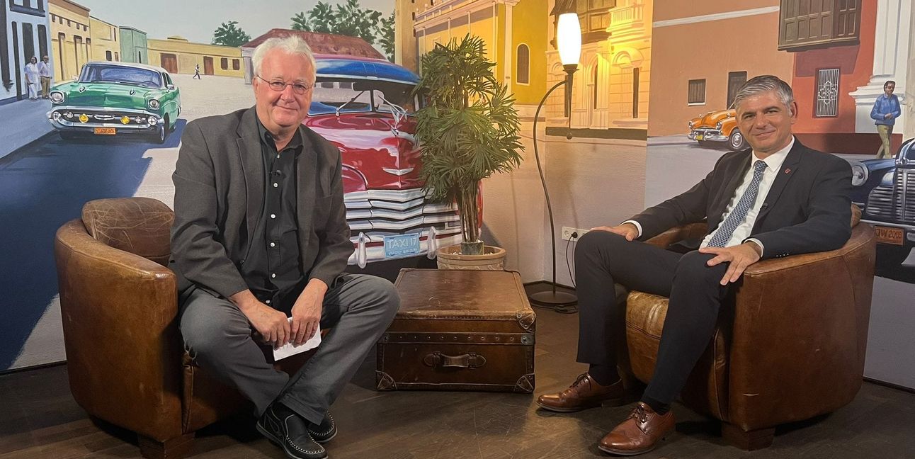 Er hat noch viele Ziele für Holzgerlingen: Bürgermeister Ioannis Delakos (rechts) stellt sich im November erneut zur Wahl. Was ihm an seiner Arbeit gefällt und was noch offen ist, erläutert er im Stadtgespräch Böblingen mit Hans-Jörg Zürn (Sindelfinger Zeitung/Böblinger Zeitung).