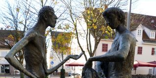 Sankt Martin und der Bettler. Die Skulptur steht vor der Sindelfinger Martinskirche.