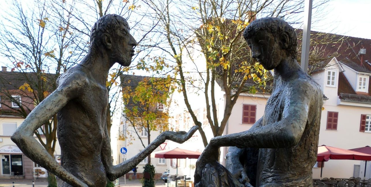 Sankt Martin und der Bettler. Die Skulptur steht vor der Sindelfinger Martinskirche.