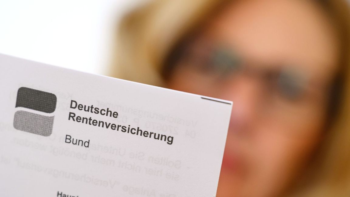 Ein Blick auf die Unterlagen der Rentenversicherung. (Archivbild)