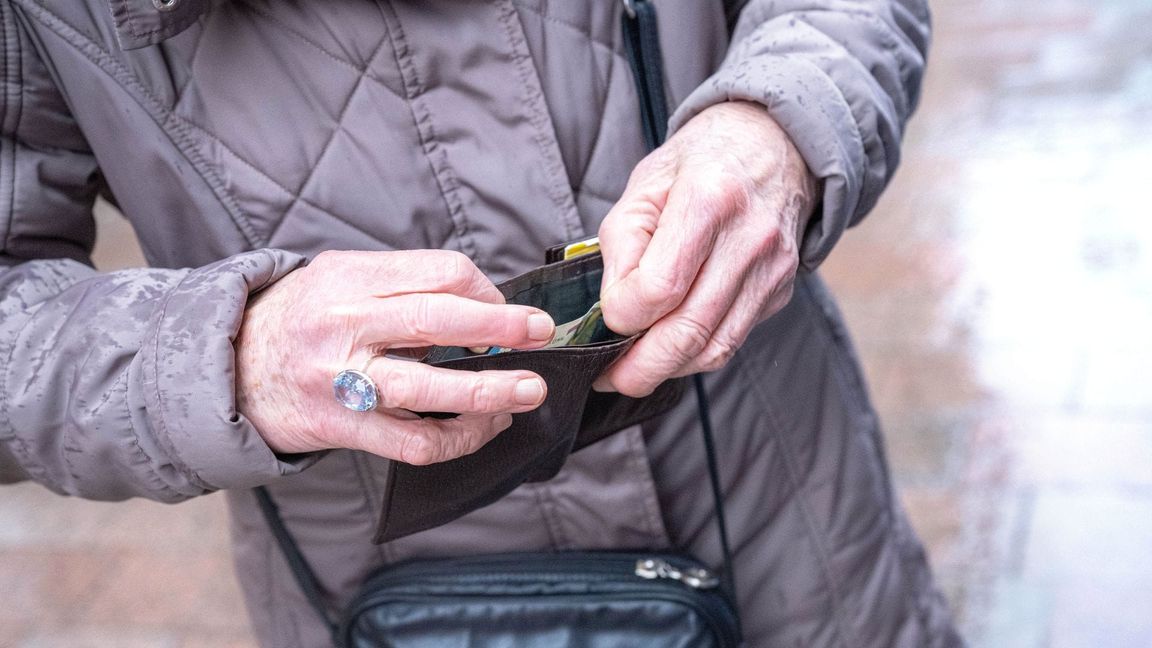 Den Rentnerinnen und Rentnern wird 2026 mehr Geld überwiesen. (Archivbild)