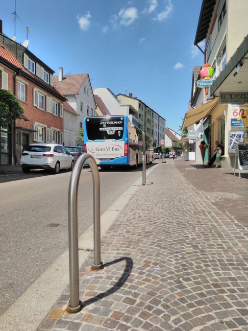 Bügel, wie sie im unteren Teil der Ziegelstraße schon stehen, sollen künftig auch im oberen Teil das Falschparken verhindern. Bild: Schweiker