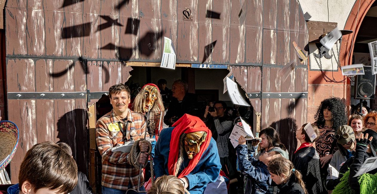 Gefesselt wird Bürgermeister Walter von den Hexen aus der zersplitterten Tür des Rathauses geführt.