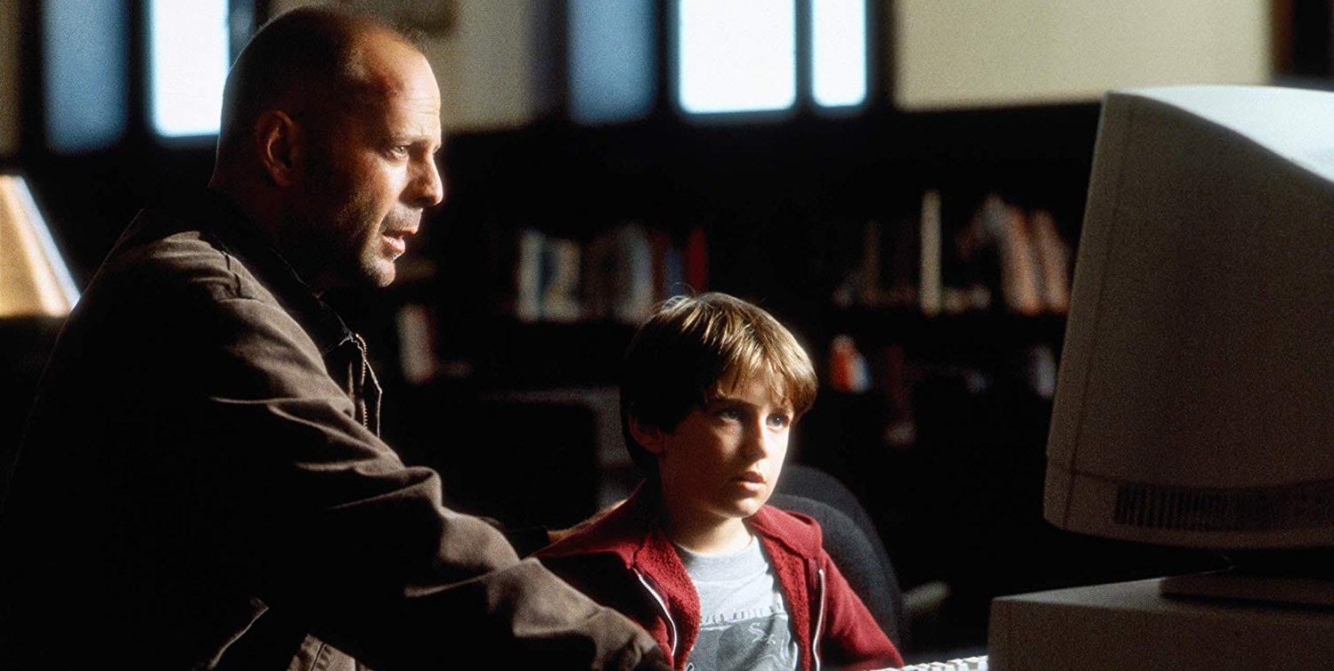 Bruce Willis und Miko Hughes in „Das Mercury Puzzle“.