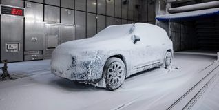 Der GLB absolviert derzeit intensive Kältetests in Sindelfingen, bevor dieser am 8. Dezember seine Weltpremiere feiert.