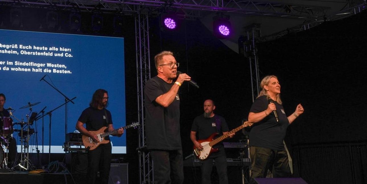 Ortsvorsteher Wolfgang Stierle und MKM-Vize Jana Bechtle singen „Wir sind Maichinger“ beim großen Jubiläumsabend im Juni. Jetzt gibt es ein aufwändig produziertes Video zum Song.