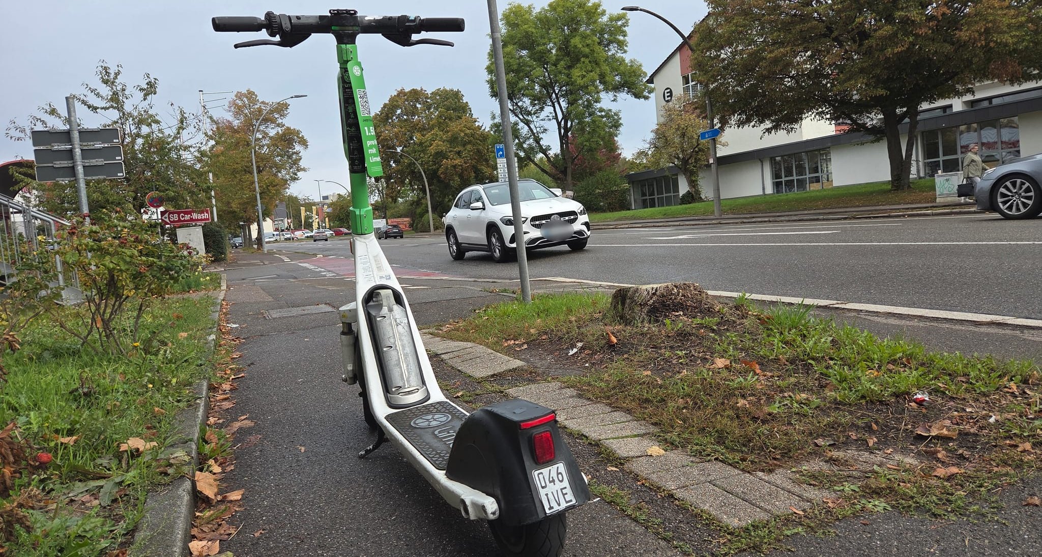 Abgestellter E-Scooter auf dem Gehweg in der Böblinger Straße.