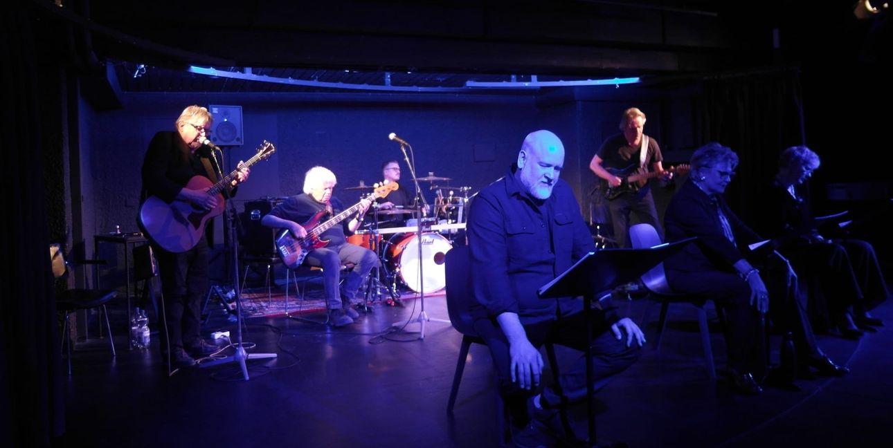 Im Hintergrund die Band „If You Wanted To“, vorne (von links) Ingo Sika, Sabine Duffner und Sarah Kupke. Der Rilke-Abend wird dreimal wiederholt.