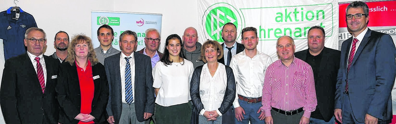 Der Bezirksvorsitzende Richard Armbruster (links) und der ehemalige Fifa-Schiedsrichter Knut Kircher (rechts) ehrten die Vereinsmitarbeiter mit dem DFB-Ehrenamtspreis. Bild: Priestersbach