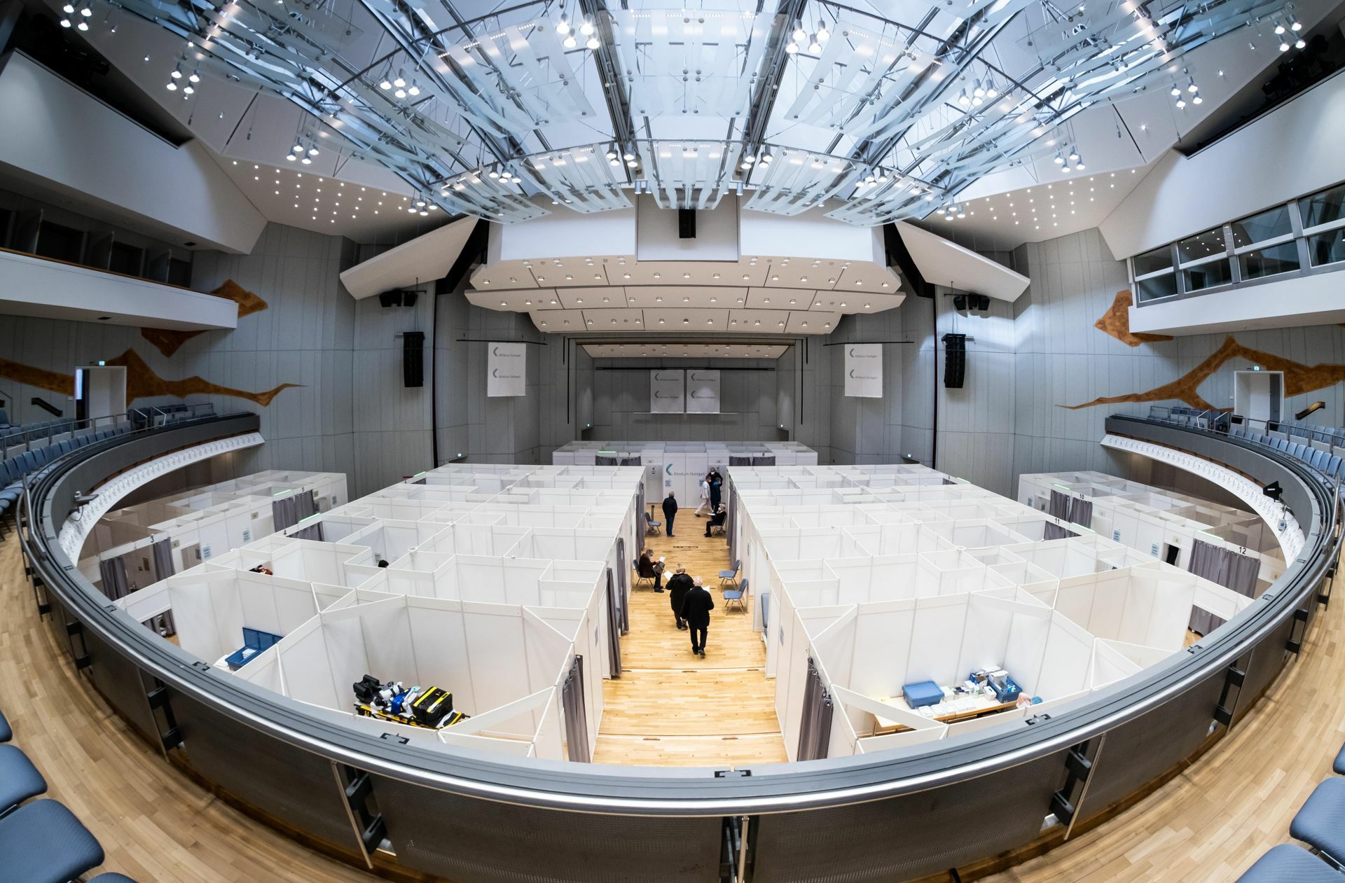 Impfzentren wie hier in der Stuttgarter Liederhalle brauchen verlässlichen Nachschub. Foto: Lichtgut/Achim Zweygarth