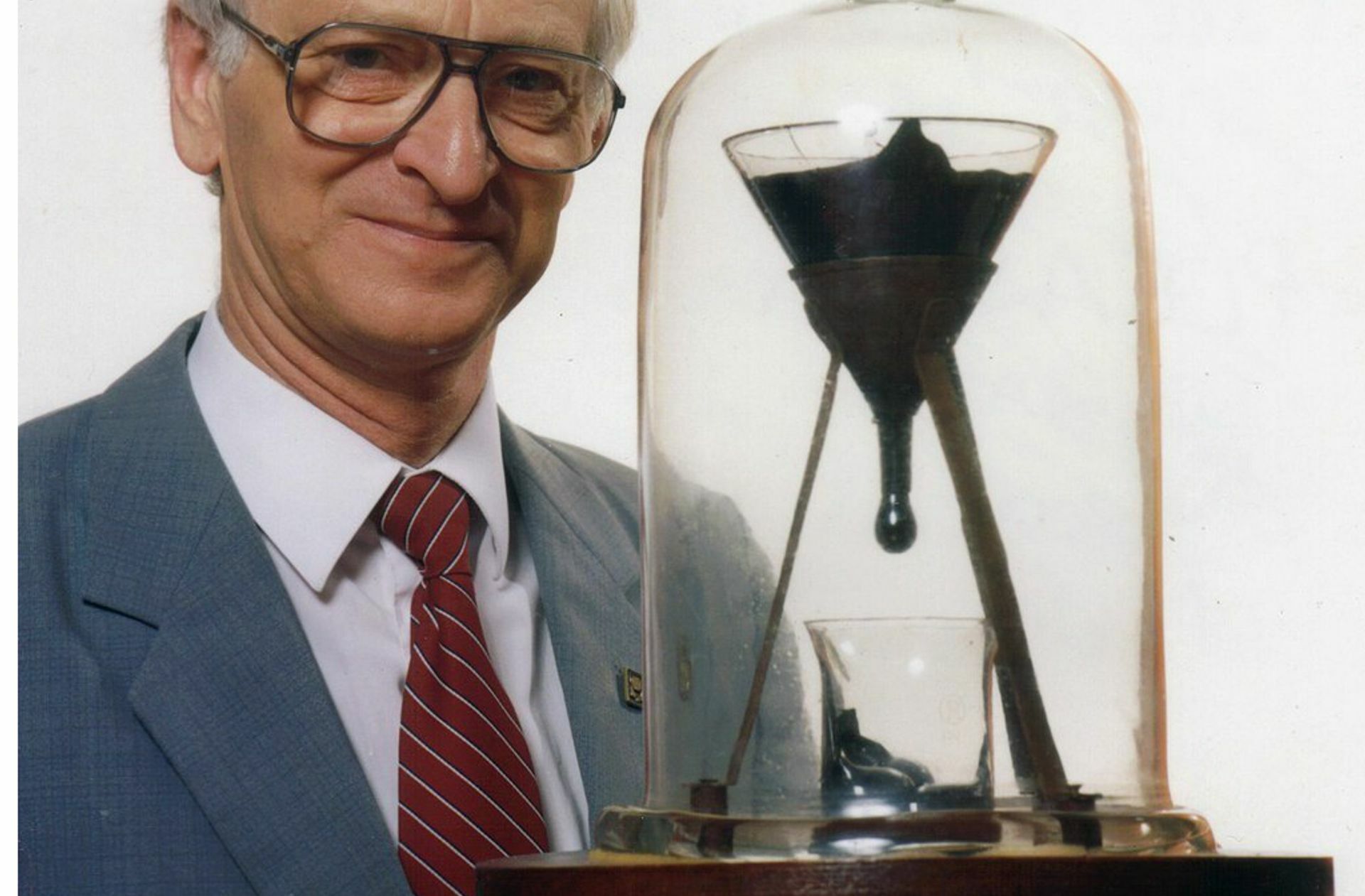 Geduldig: Physiker Mainstone mit   Pechtropfenexperiment