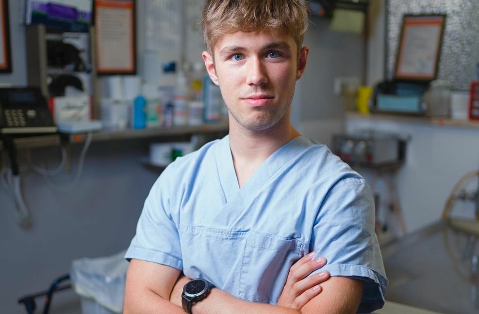 Der 17-jährige Luis Bauer ist als Influencer für den Beruf des Bestatters unterwegs.