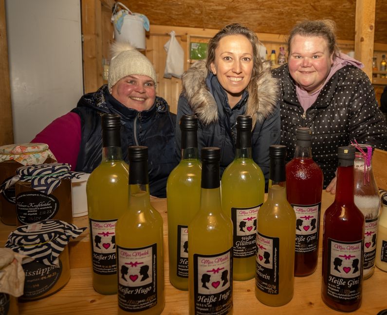 Sandra Kindler (Mitte) mit ihren Freundinnen Pamela (links) und Katrin Helmreich.    Bild: Richter
