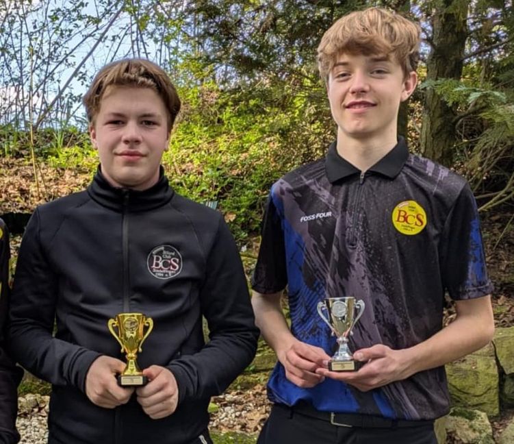 Benjamin Hirschberger (links) und Henry Spang freuen sich über die Pokale.