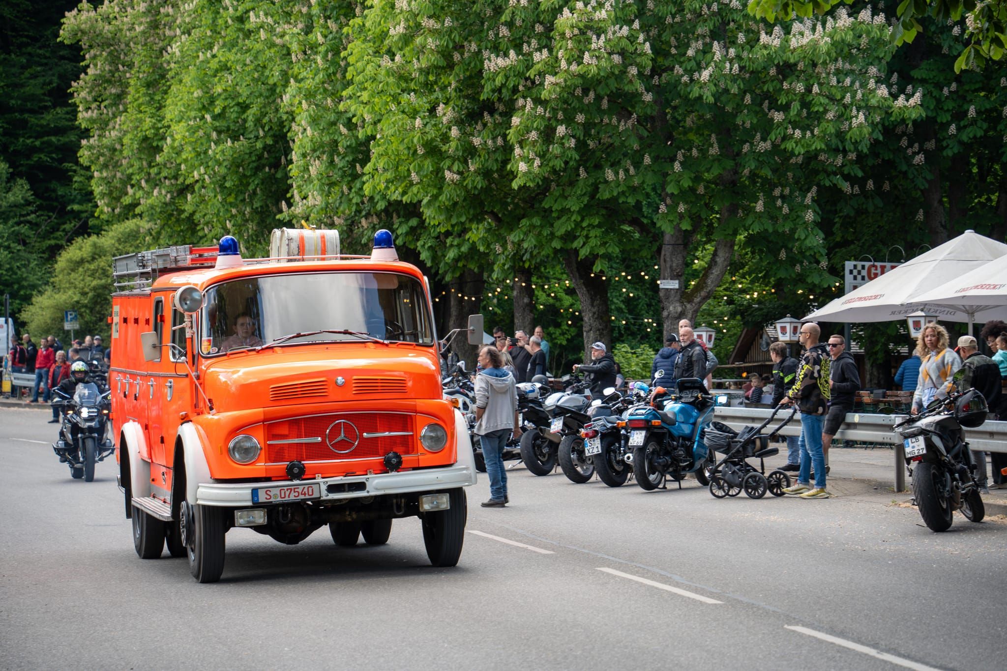 Das Blaulichtfest bot Blaulichtgottesdienst, Konzert, Kinderprogramm, Vorführungen, Solitude-Rundfahrt mit aktuellen und Oldtimer-Einsatzfahrzeugen.