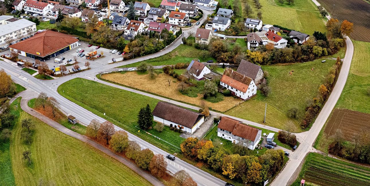 Unweit vom Netto-Supermarkt am Ortsrand von Dätzingen entsteht das neue Generationenprojekt Kälberne.Bild: Richter