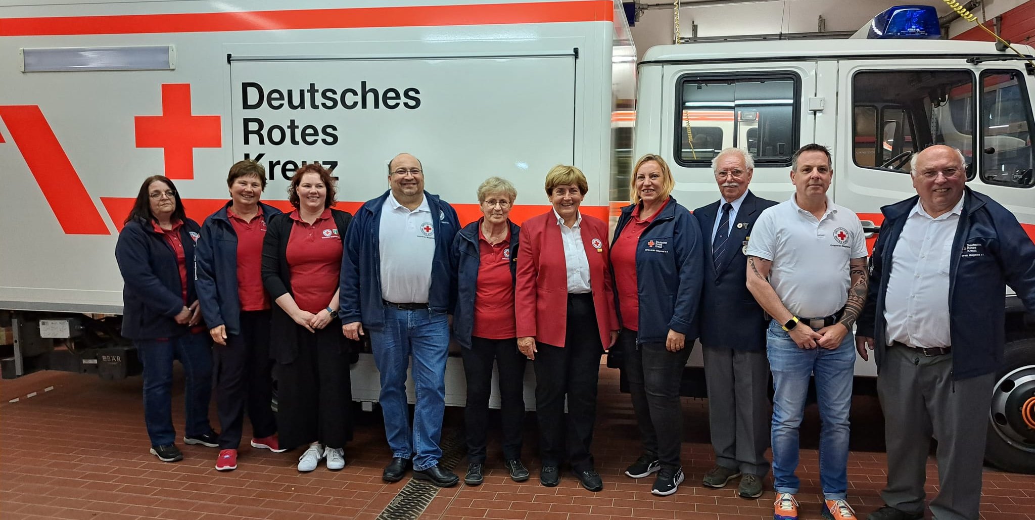 Auf dem Foto (von links): Sandra Erz, Edith Bohlinger, Julia Dreßler, Michael Kleiner, Doris Wanner, Gabi Vorreiter, Sanja Wellinger, Peter Winter, Markus Braun und Vorstandsvorsitzender Wilhelm Vorreiter.