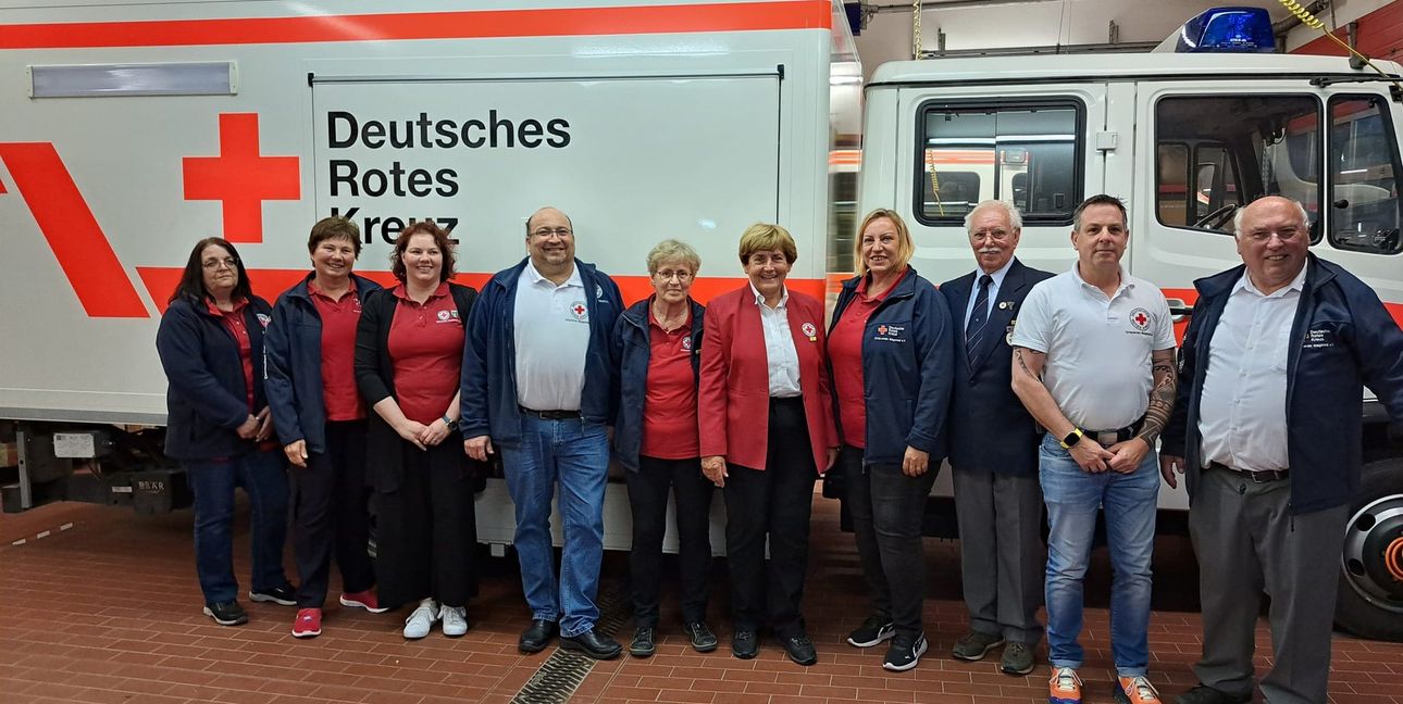 Auf dem Foto (von links): Sandra Erz, Edith Bohlinger, Julia Dreßler, Michael Kleiner, Doris Wanner, Gabi Vorreiter, Sanja Wellinger, Peter Winter, Markus Braun und Vorstandsvorsitzender Wilhelm Vorreiter.