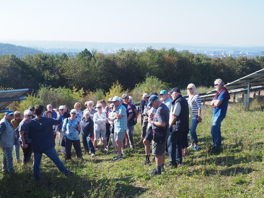 Besuch auf der Dachsklinge bei der PV-Anlage der Stadtwerke Sindelfingen unter Führung von Caroline Bormann und Zeljko Gregoric.