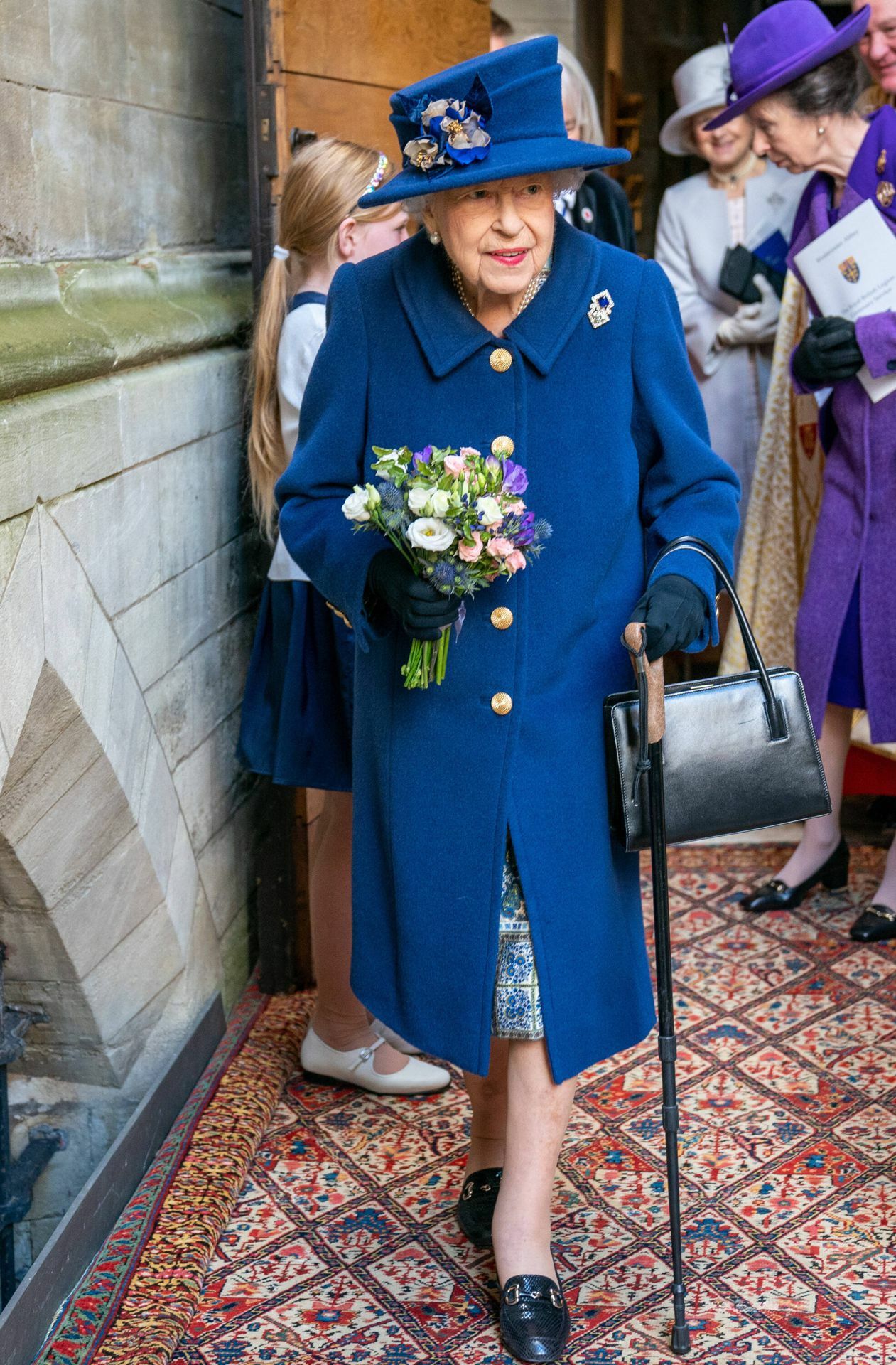 ... holt ihr hohes Alter die Queen nun doch ein. Zuletzt sah man sie mit einem Gehstock bei Terminen – aber farbenfroh gekleidet wie eh und je.