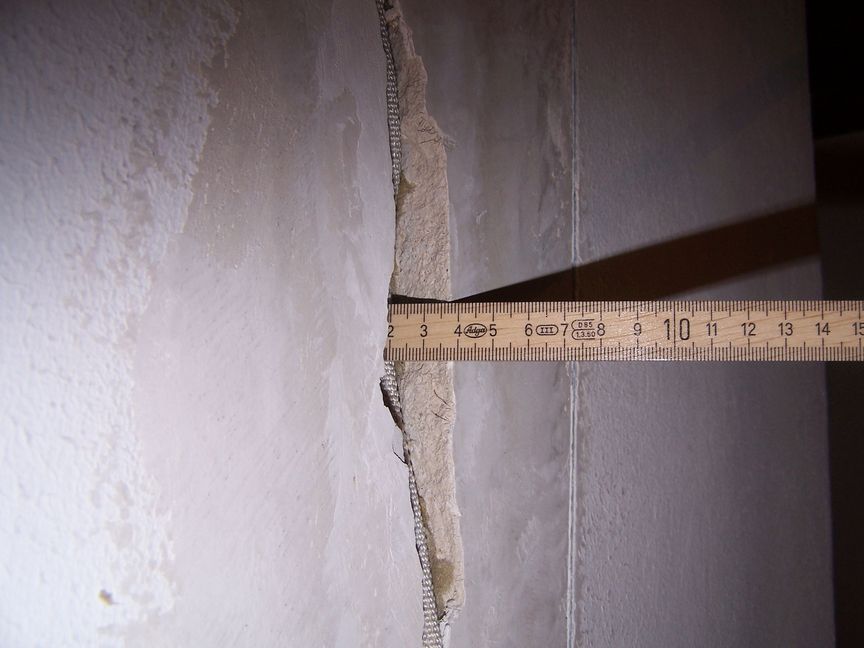 Risse in Putz und Mauerwerk -- die Erdhebungen führten zum Teil zu erheblichen Schäden in den Böblinger Hebungsgebieten. Bild: Fotoknobi