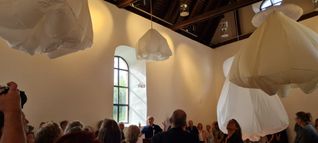 Dr. Marko Burghard, stellvertretender Vorsitzender des Kunstforums, bei der Eröffnung der Schau in der Wendelinskapelle.