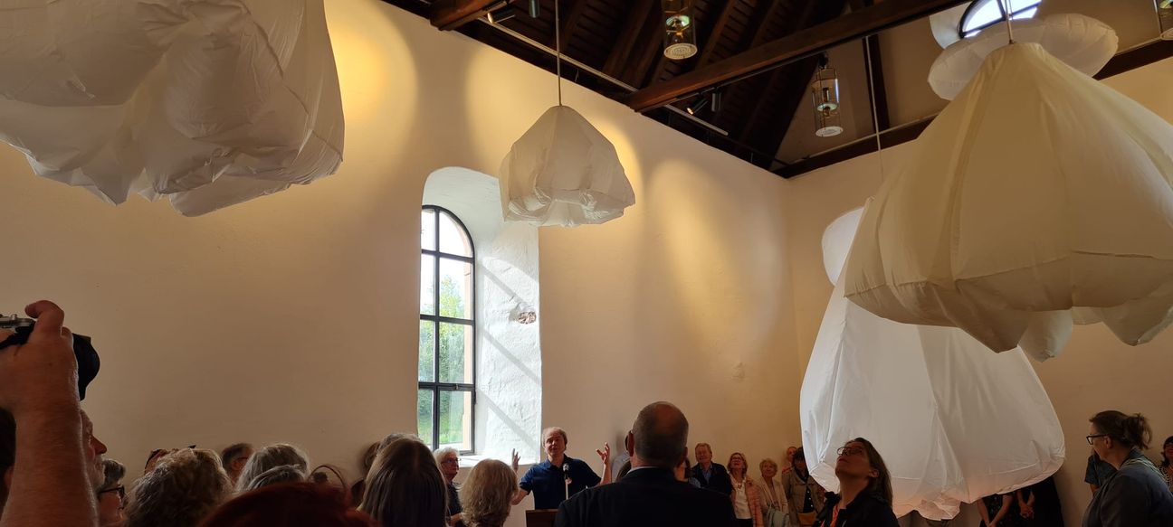 Dr. Marko Burghard, stellvertretender Vorsitzender des Kunstforums, bei der Eröffnung der Schau in der Wendelinskapelle.