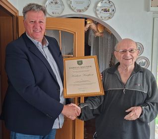 Werner Jauch gratuliert Herbert Kurfürst (rechts) zum 70-jährigen Vereinsjubiläum.