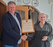Werner Jauch gratuliert Herbert Kurfürst (rechts) zum 70-jährigen Vereinsjubiläum.