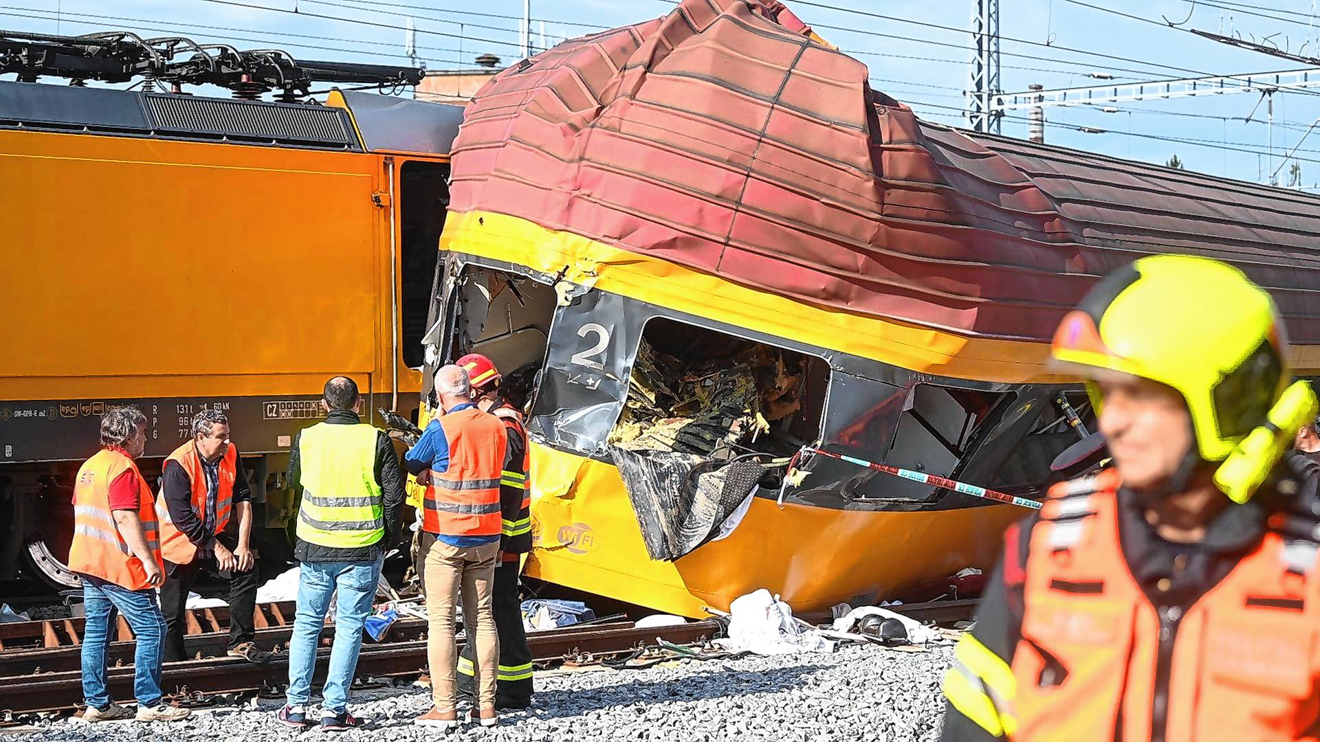 Rettungskräfte arbeiten am 6. Juni an der Unfallstelle nach dem Zusammenstoß zweier Züge in Pardubice.