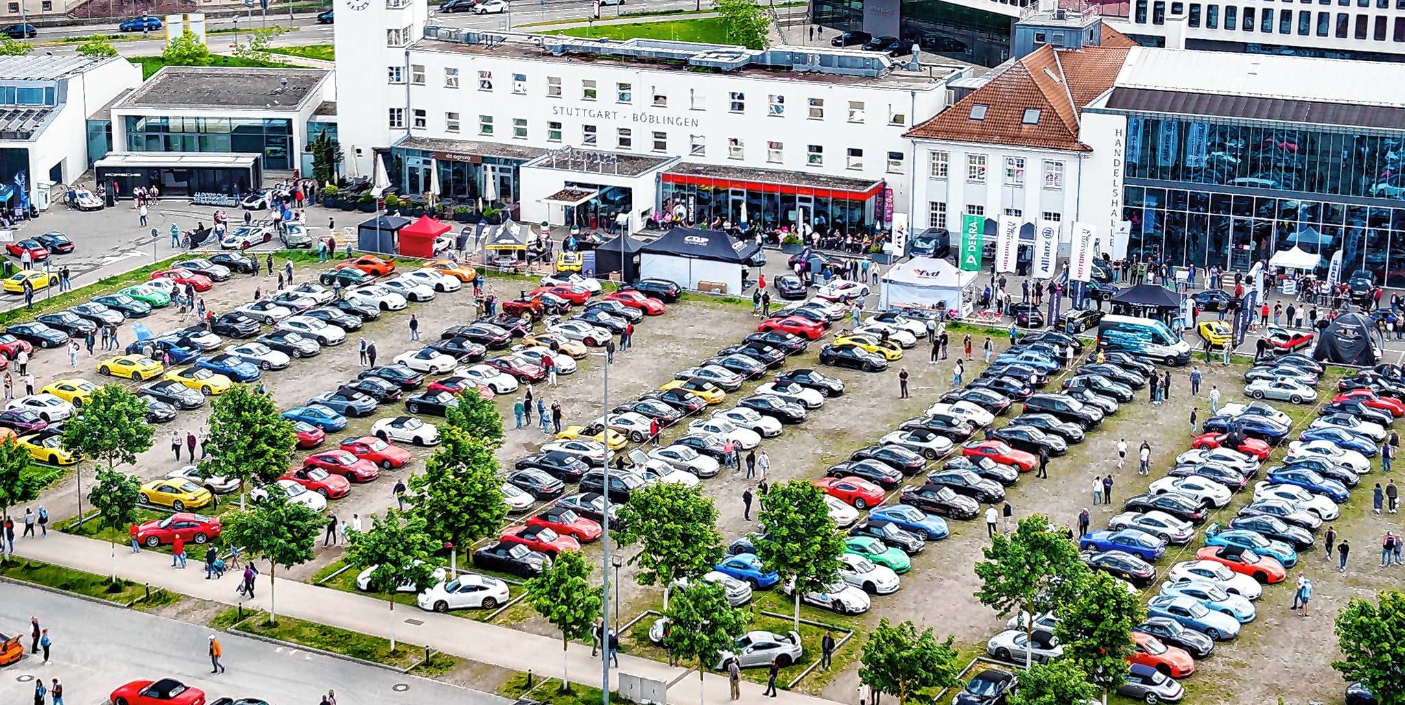 Voller Parkplatz beim Porsche-Treffen bei der Motorworld.