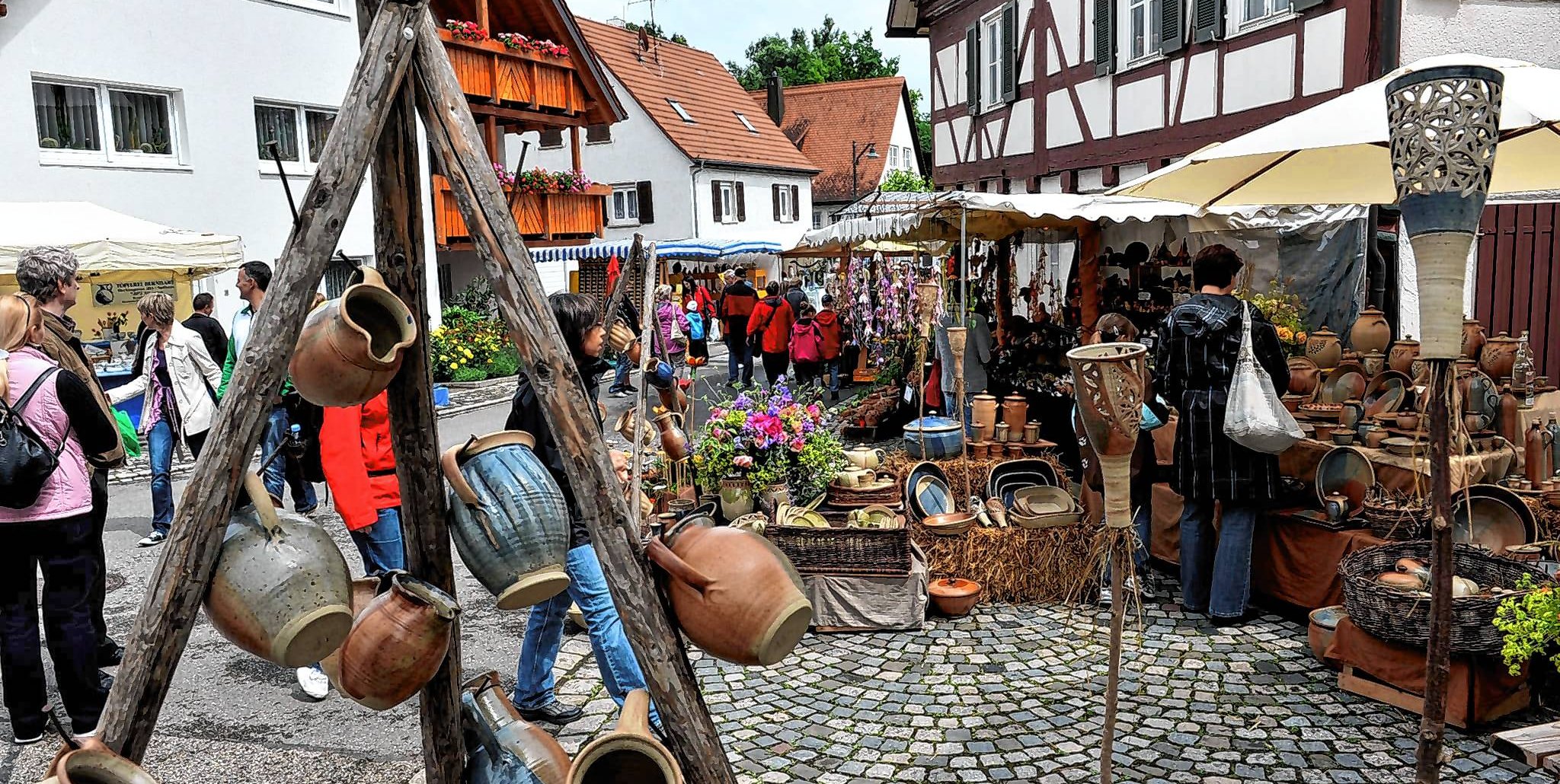 Beim Töpfermarkt herrscht reges Treiben in Darmsheim.