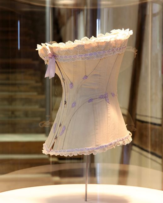 Ein Korsett in der Vitrine.
