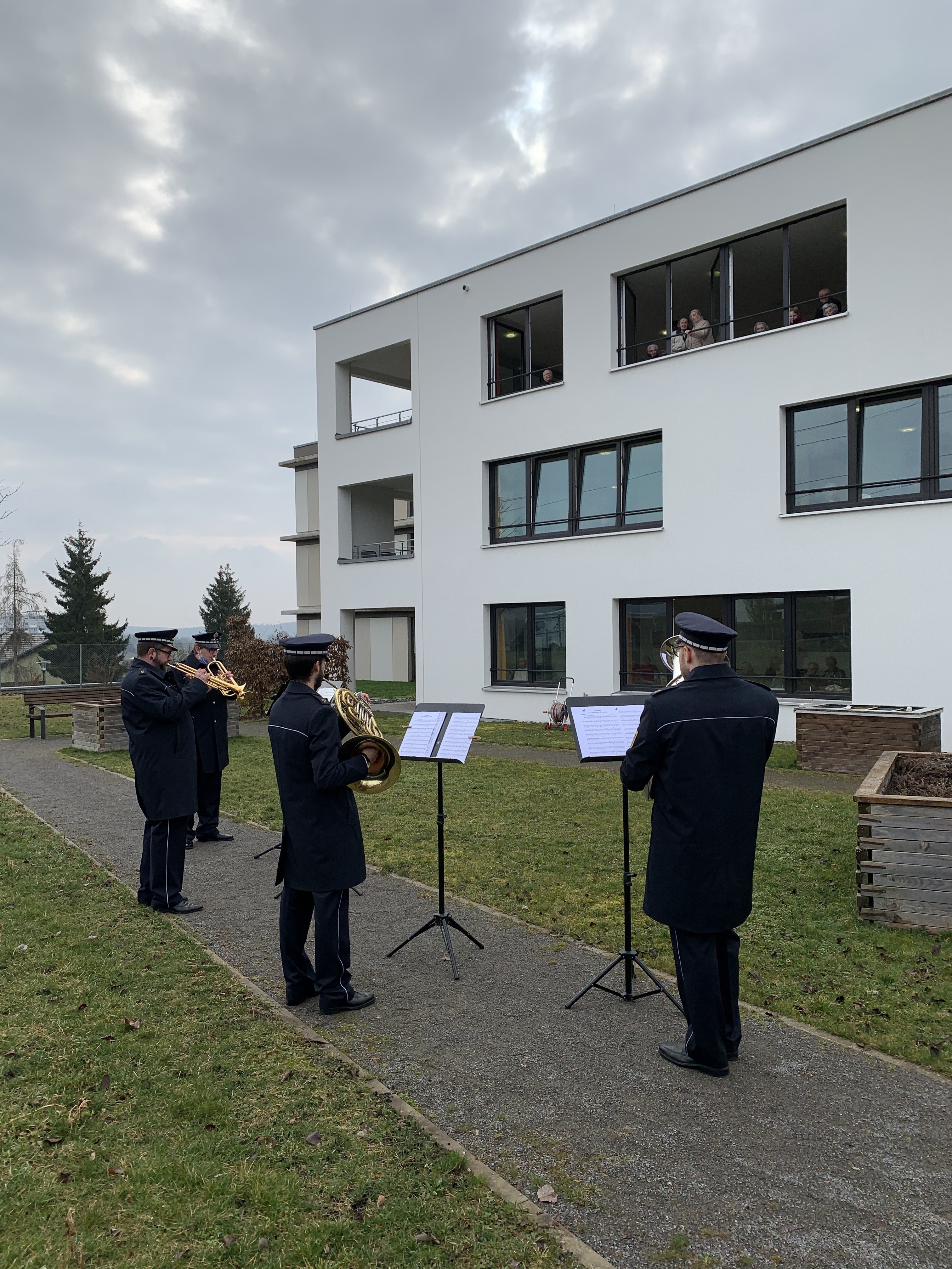Im Demenzgarten des Sindelfinger Alten- und Pflegeheims Haus Eichholzgärten hat das Blechbläserquartett des Landespolizeiorchesters ein Konzert gegeben.      Bild: z