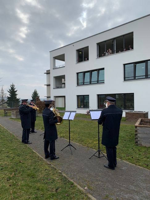 Im Demenzgarten des Sindelfinger Alten- und Pflegeheims Haus Eichholzgärten hat das Blechbläserquartett des Landespolizeiorchesters ein Konzert gegeben.      Bild: z