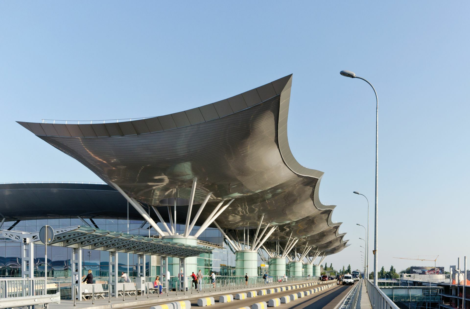 Aus den 2000er-Jahren stammt das Terminal D des Flughafens Boryspil mit seinem aufgeständerten Vordach, das so mit den Flügeln zu schlagen scheint, als wolle es gleich selbst abheben.
