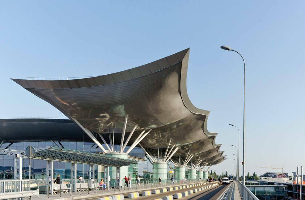 Aus den 2000er-Jahren stammt das Terminal D des Flughafens Boryspil mit seinem aufgeständerten Vordach, das so mit den Flügeln zu schlagen scheint, als wolle es gleich selbst abheben.