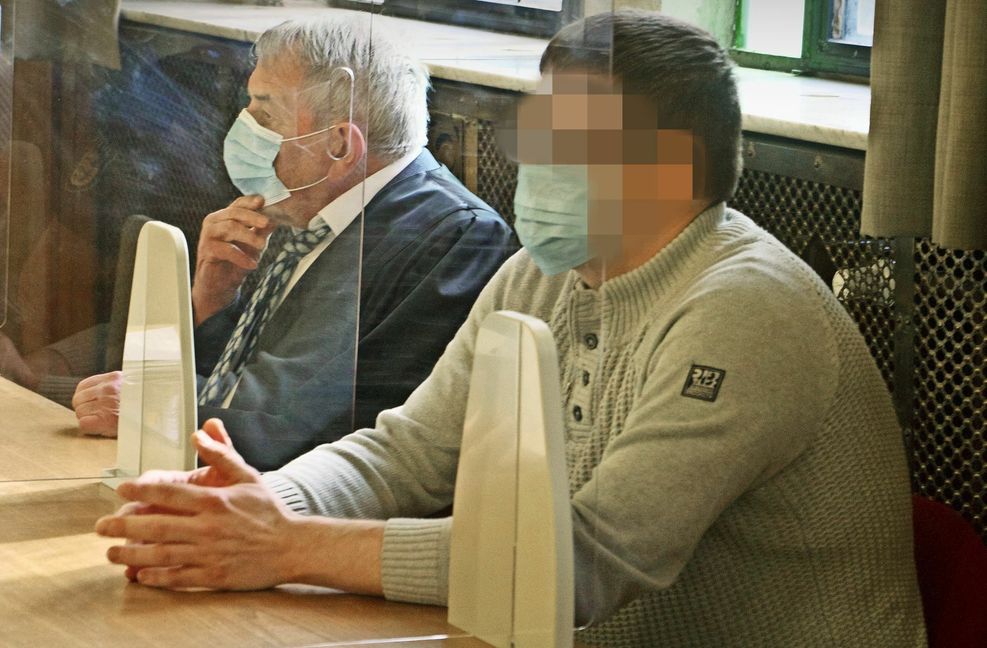 Der Angeklagte (rechts) mit seinem Anwalt Hans-Christoph Geprägs Foto: &nbsp;