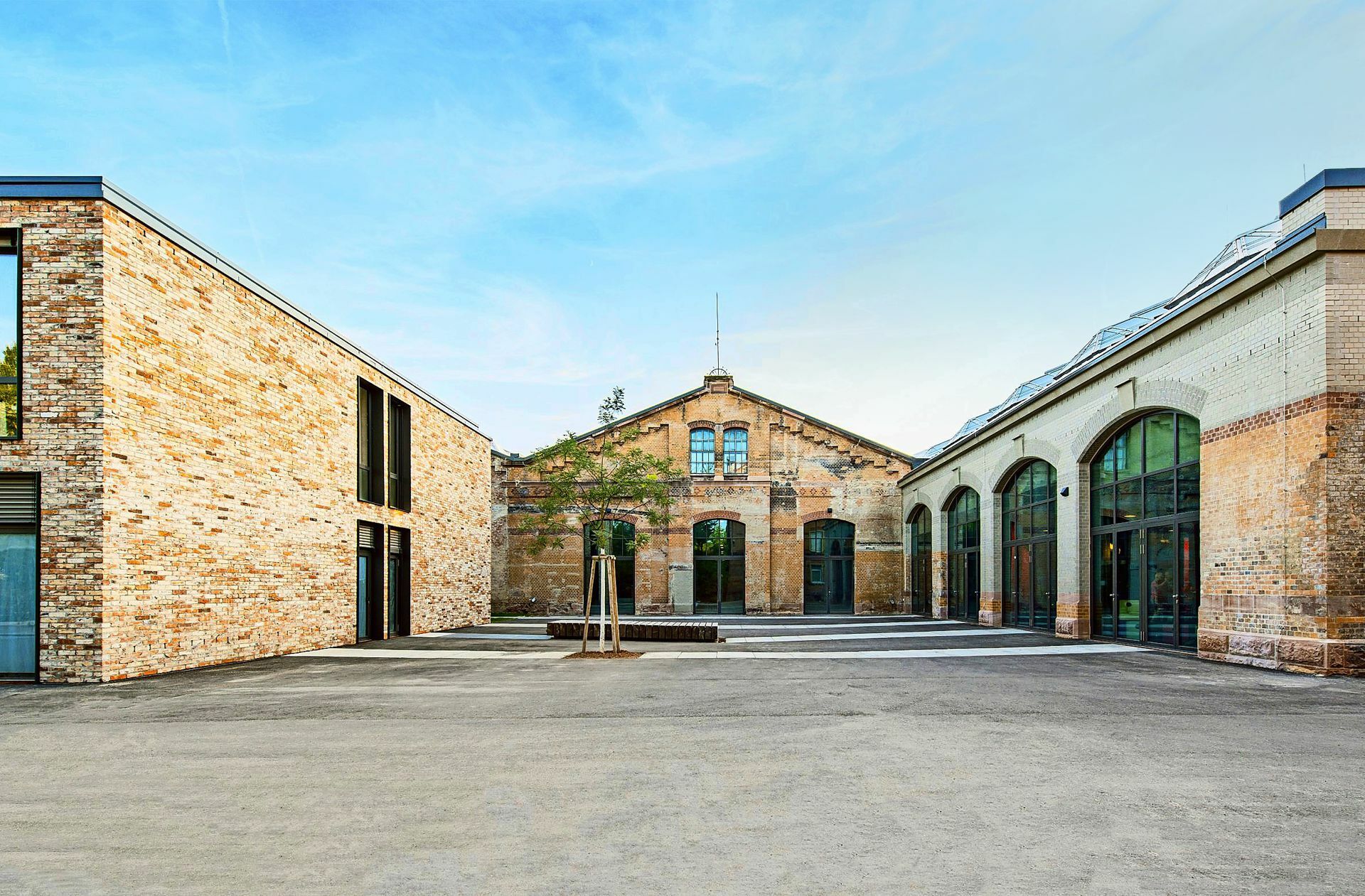 Die Stuttgarter Wagenhallen wurden vom Atelier Brückner für eine ganz neue Nutzung umgebaut und durften doch ihren alten Geist behalten. Dafür gab es  einen Kleinen Hugo.