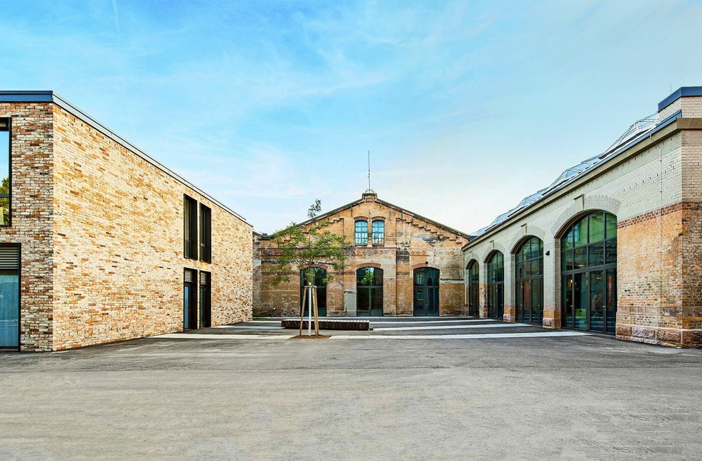 Die Stuttgarter Wagenhallen wurden vom Atelier Brückner für eine ganz neue Nutzung umgebaut und durften doch ihren alten Geist behalten. Dafür gab es  einen Kleinen Hugo.