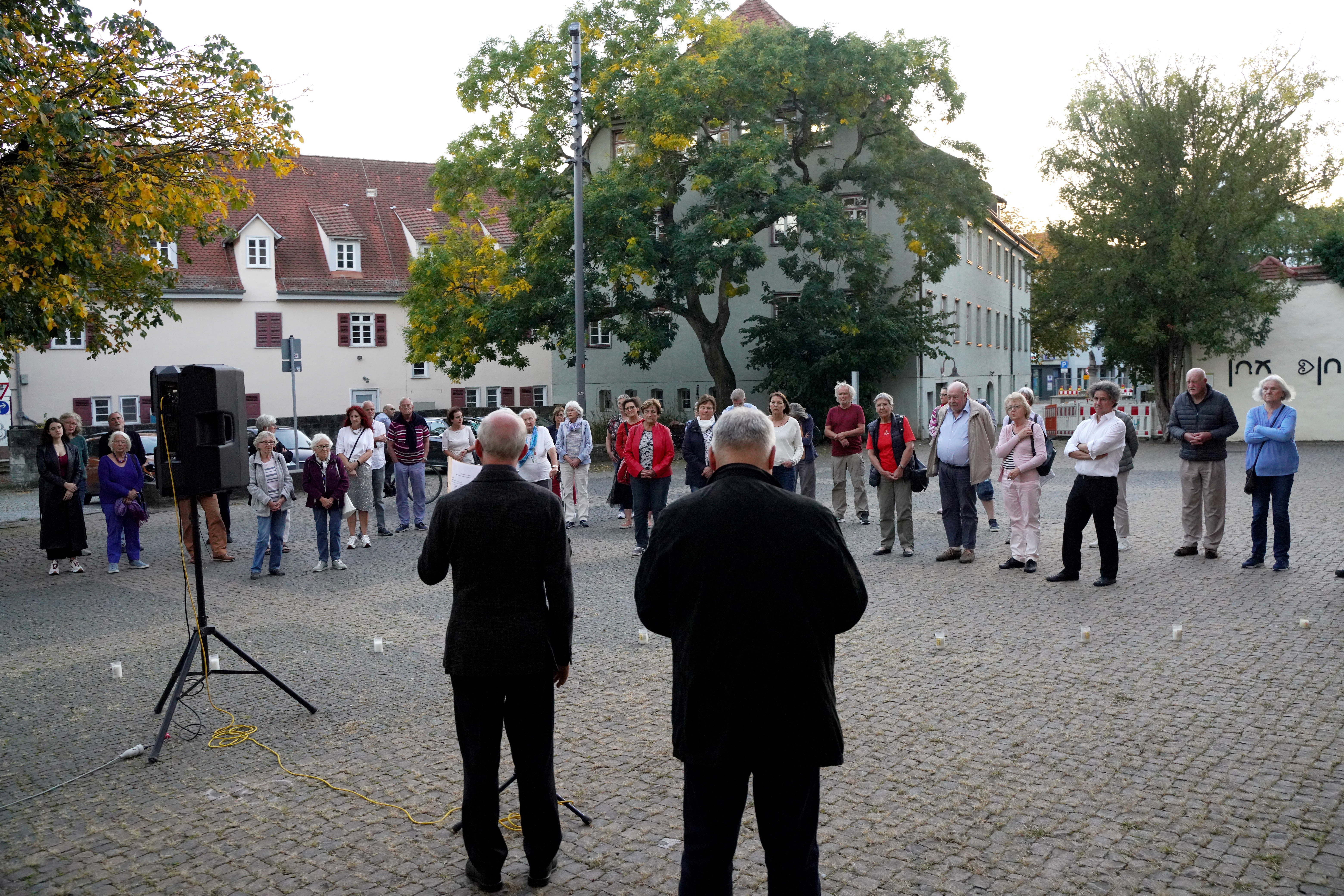 Rund 40 Teilnehmer haben sich am Freitagabend vor der Sindelfinger Martinskirche zum Friedensgebet für Israel versammelt.     Bild: Dettenmeyer