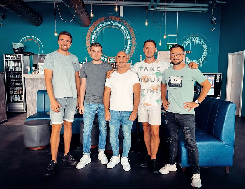 Stefano Holley, Sebastian Schwab, Marcel Hertkorn, Fabian Ulrich und Kai Gemmrich (von links) haben gemeinsam das Start Up „Innovative Fiber“ gegründet und sich der Produktion von nachhaltigen Einwegprodukten verschrieben. Bilder: z