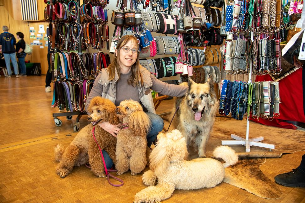 Neue Halsbänder für ihre Pudel, das sucht Sonja Bengel aus Oberkolbach. Bild: Nüßle