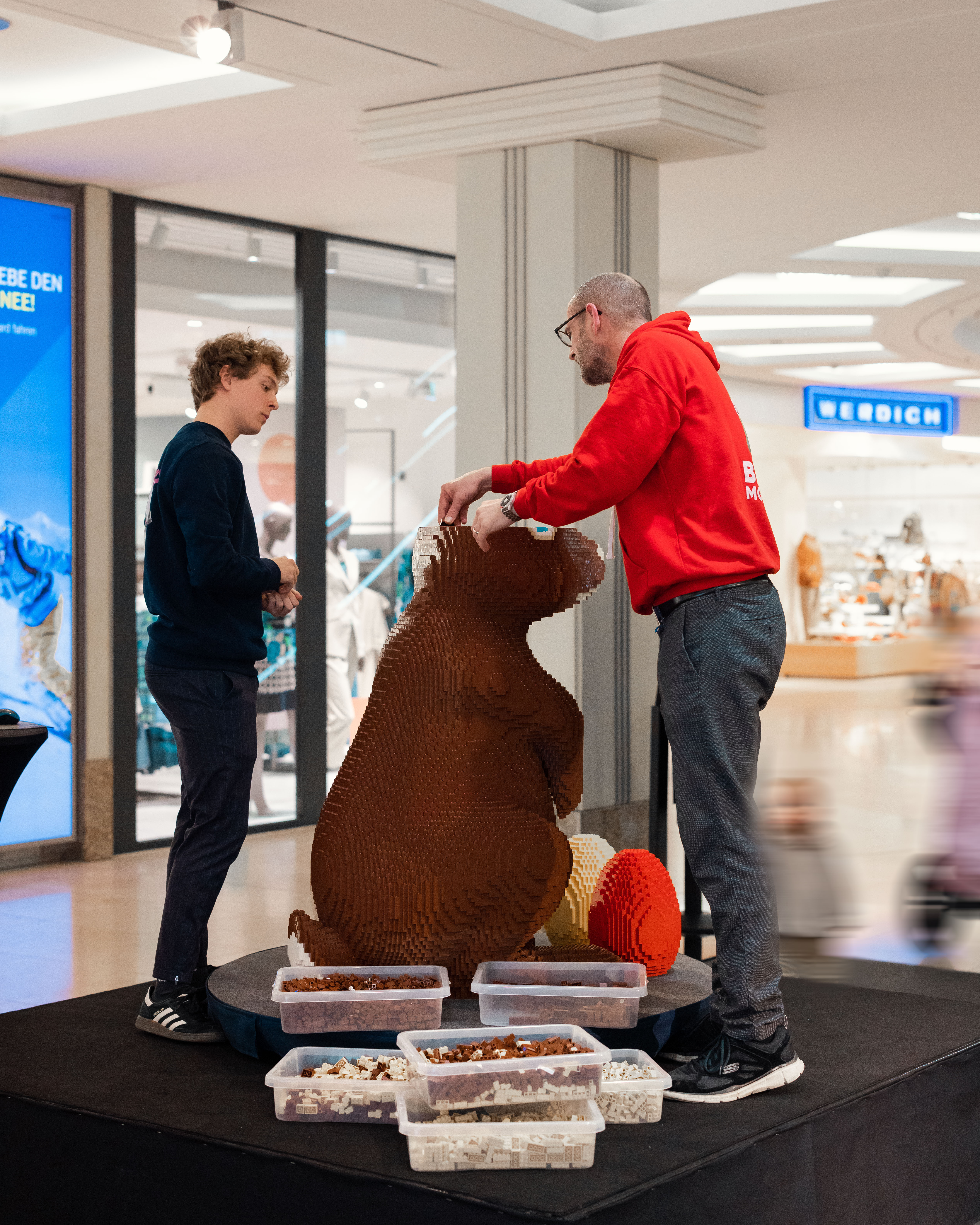 Hier entsteht aus vielen Legosteinen ein großer Osterhase. Bild: z