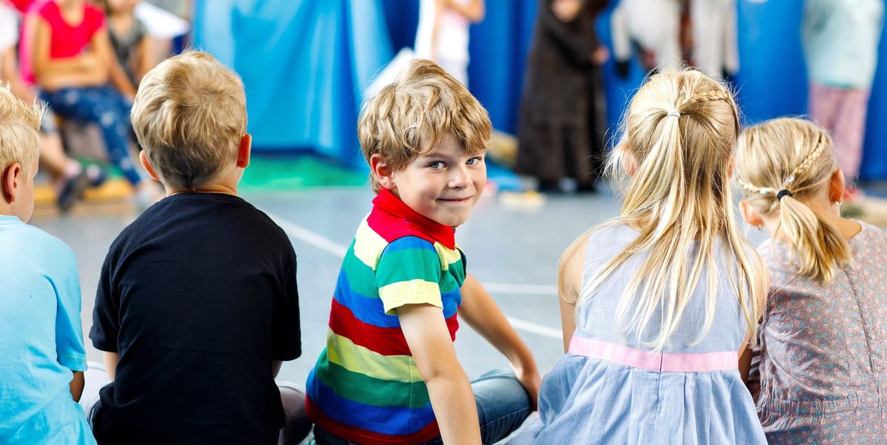 Kinder aus mehreren Sindelfinger Grundschulen erleben gemeinsam eine Theateraufführung im Rahmen der „Mach dich stark“-Woche.