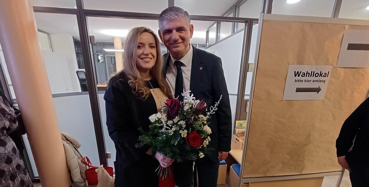 Gut gelaunt nach Bekanntgabe des Wahlergebnisses: Ioannis Delakos und seine Frau Nicole im Rathaus.