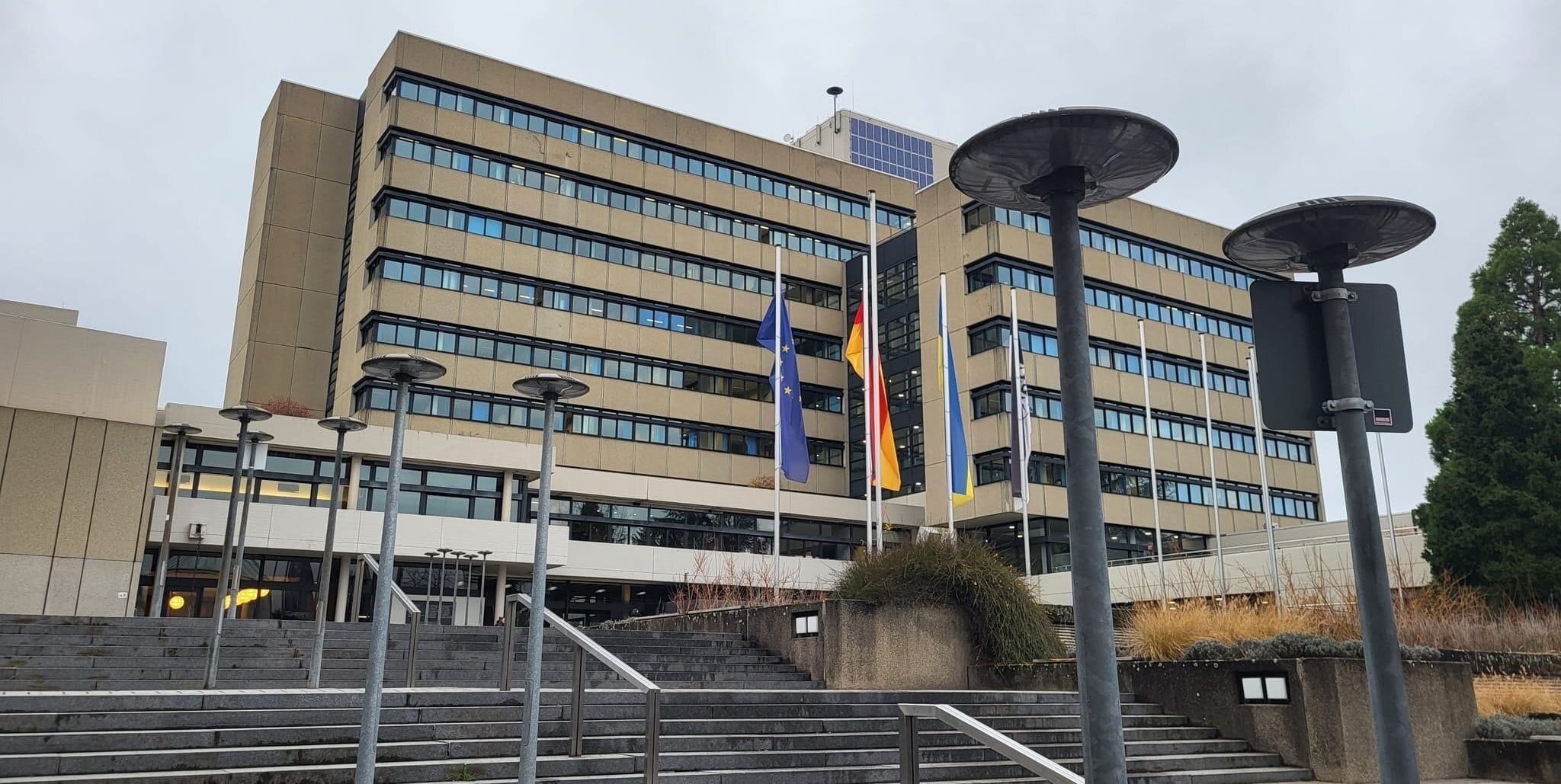 Auch wenn es fast so aussieht: Die Fahnen hängen vor dem Sindelfinger Rathaus nicht auf Halbmast.
