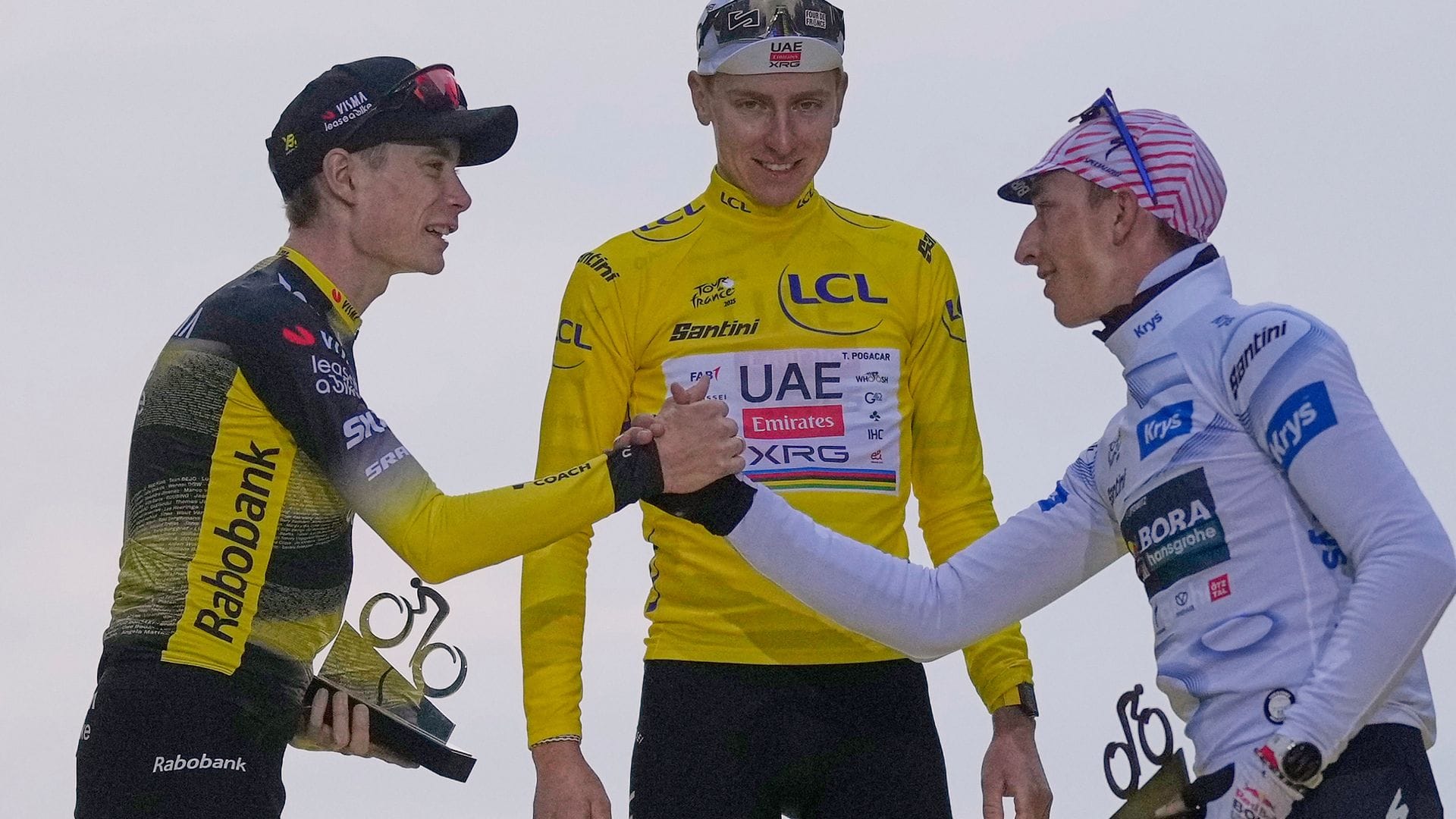 Standen im letzten Jahr auf dem Podium: Vingegaard (l), Lipowitz (r) und Sieger Pogacar. (Archivbild)