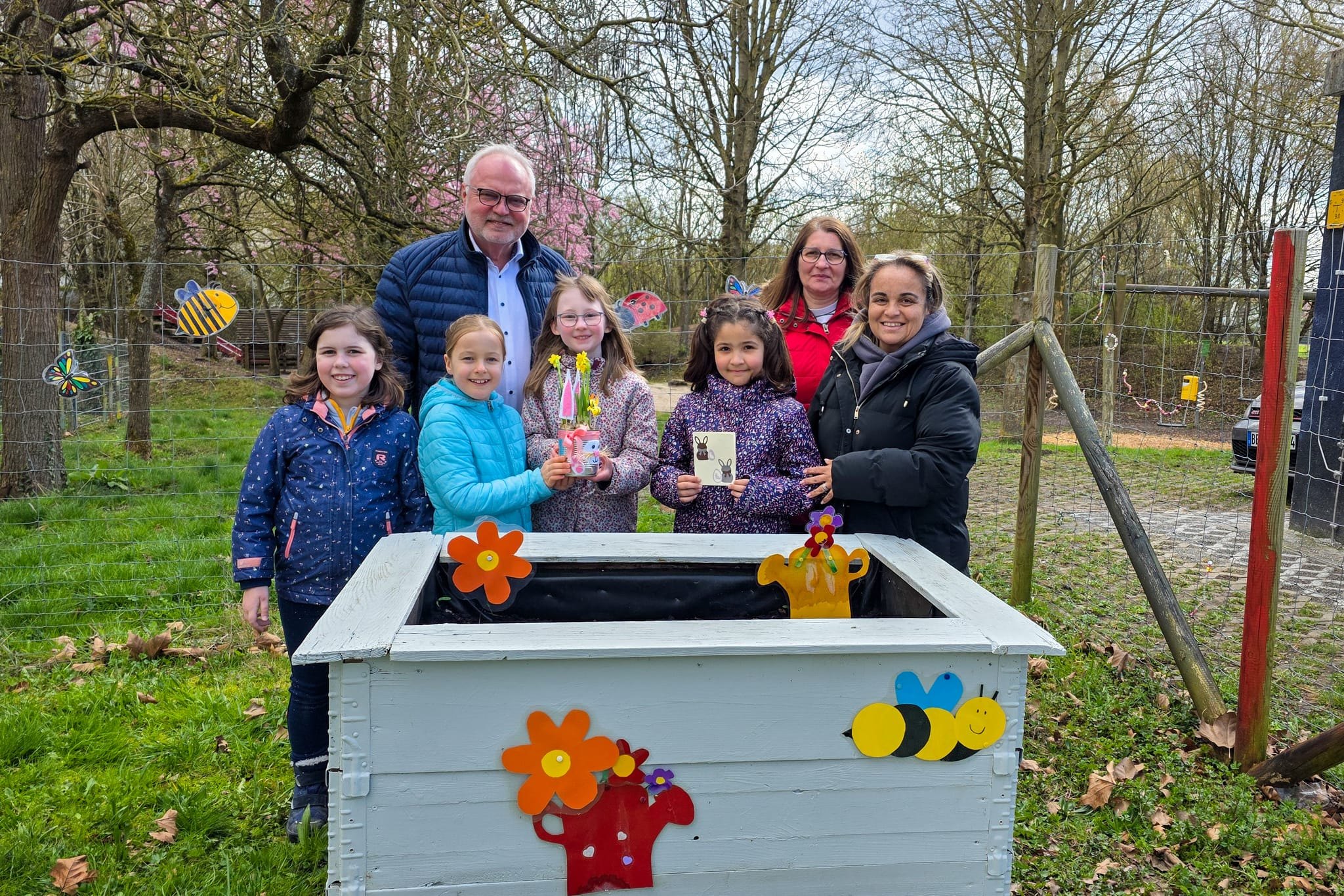 Die Kinder gemeinsam mit Dr. Karl Peter Hoffmann, Geschäftsführer der Stadtwerke Sindelfingen GmbH, Biljana Vukovic und Milka Milosevic vom Kinderschutzbund Kreisverband Böblingen e.V..